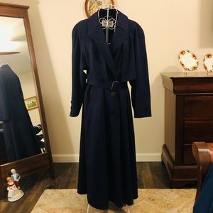 SOLD on another platform ..🧥Four Seasons of London Trench Coat 🧥